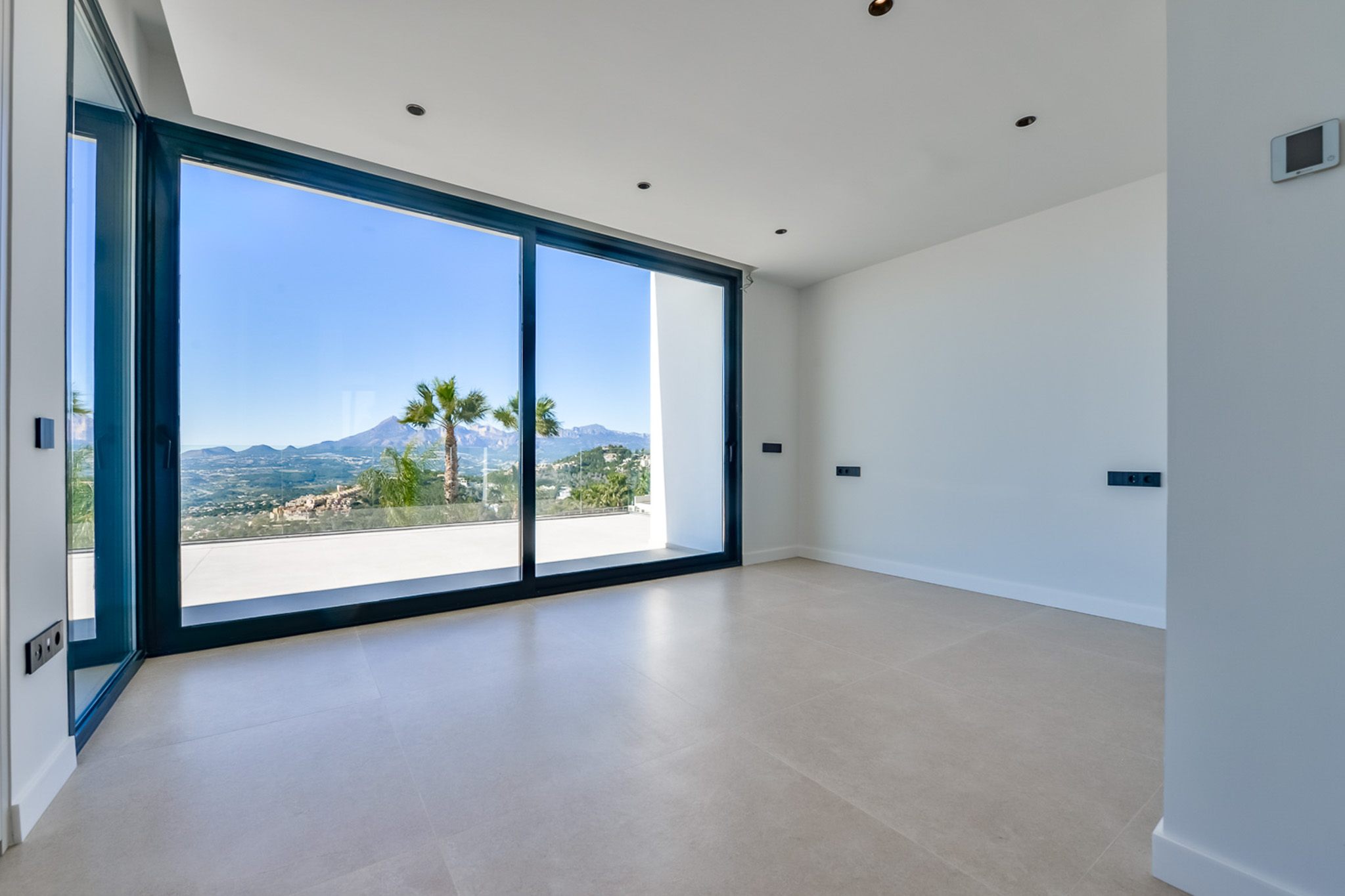 Villa de Lujo Vanguardista en Altea Hills con Vistas al Mar, Villa de lujo vanguardista en Altea Hills, Alicante. Disfrute de vistas panorámicas al mar, 5 hab, 5 baños, domótica, piscina climatizada y acabados de alta cal