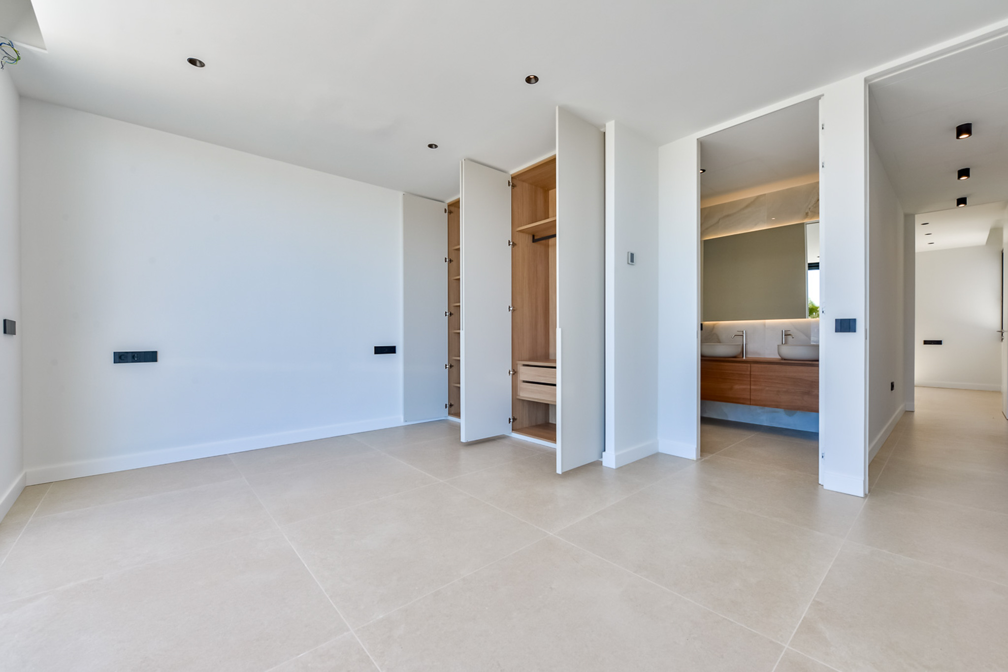 Villa de Lujo Vanguardista en Altea Hills con Vistas al Mar, Villa de lujo vanguardista en Altea Hills, Alicante. Disfrute de vistas panorámicas al mar, 5 hab, 5 baños, domótica, piscina climatizada y acabados de alta cal
