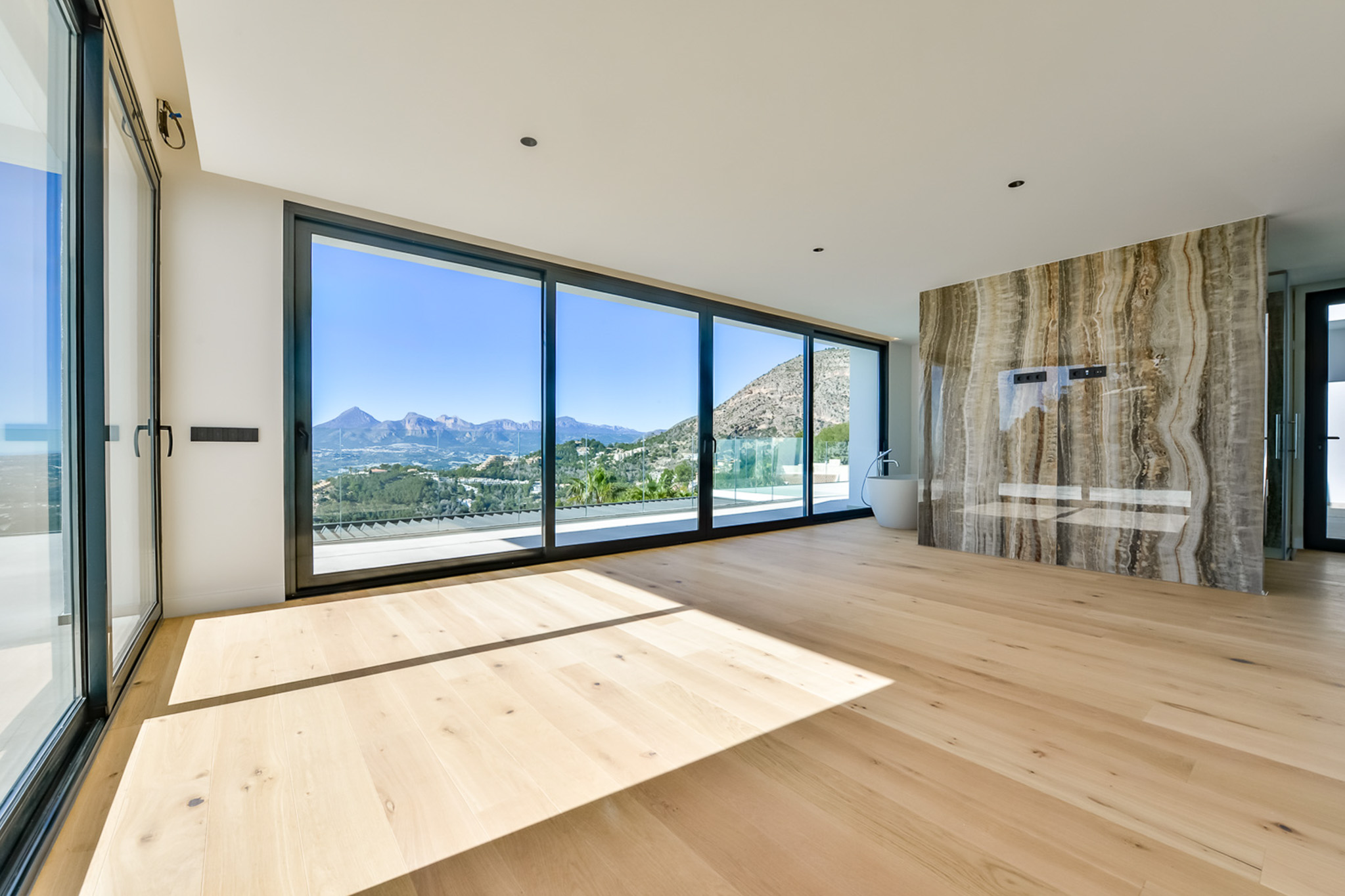 Villa de Lujo Vanguardista en Altea Hills con Vistas al Mar, Villa de lujo vanguardista en Altea Hills, Alicante. Disfrute de vistas panorámicas al mar, 5 hab, 5 baños, domótica, piscina climatizada y acabados de alta cal