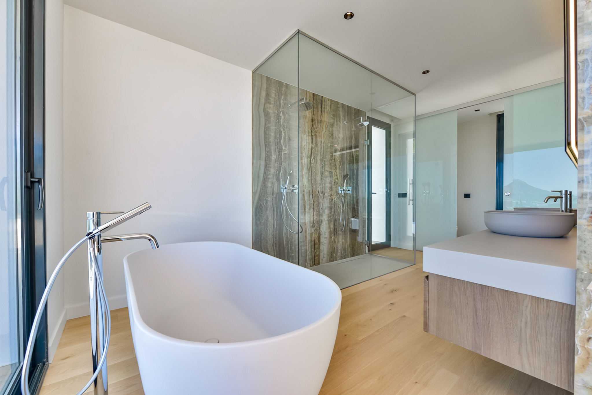 Villa de Lujo Vanguardista en Altea Hills con Vistas al Mar, Villa de lujo vanguardista en Altea Hills, Alicante. Disfrute de vistas panorámicas al mar, 5 hab, 5 baños, domótica, piscina climatizada y acabados de alta cal