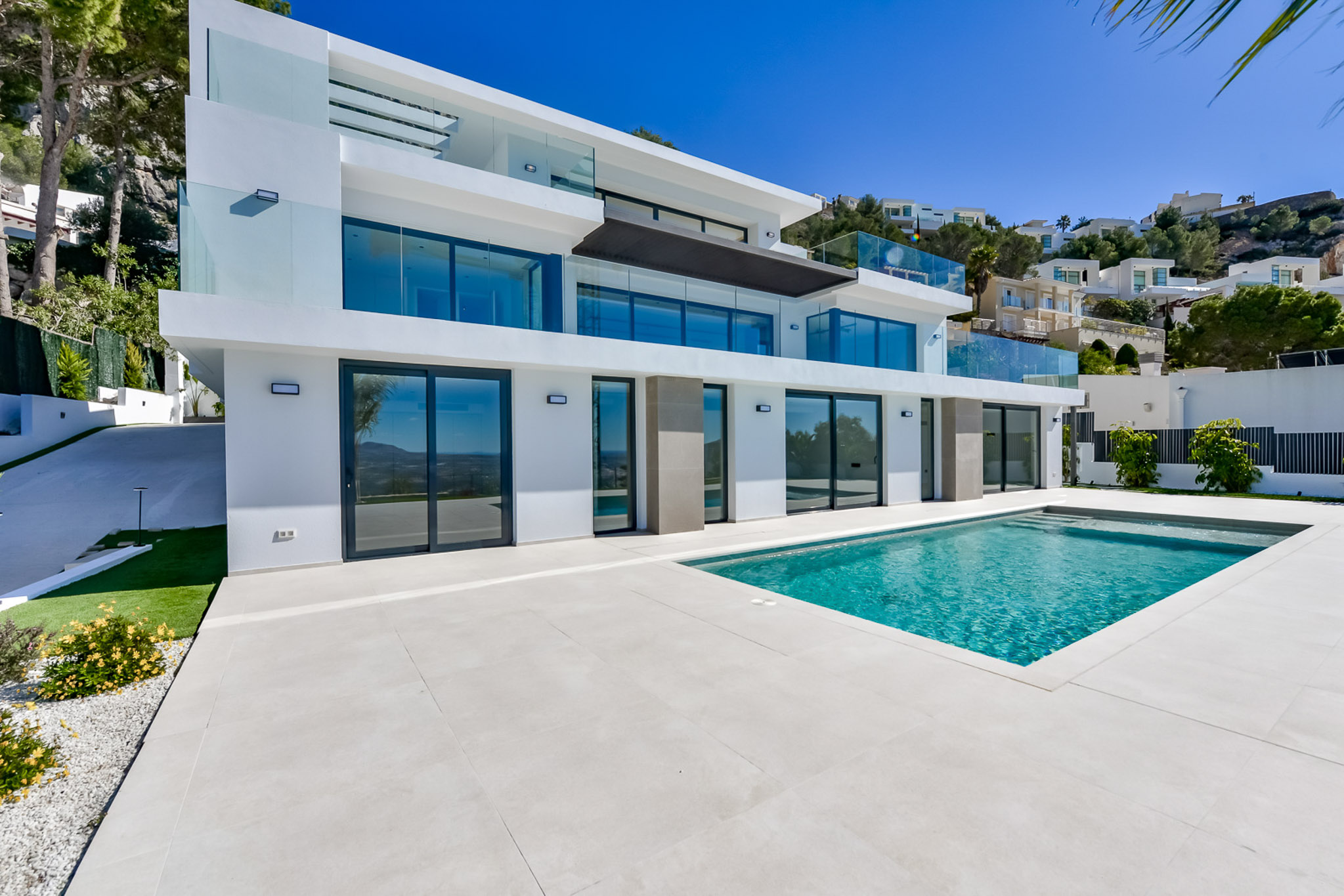 Villa de Lujo Vanguardista en Altea Hills con Vistas al Mar, Villa de lujo vanguardista en Altea Hills, Alicante. Disfrute de vistas panorámicas al mar, 5 hab, 5 baños, domótica, piscina climatizada y acabados de alta cal