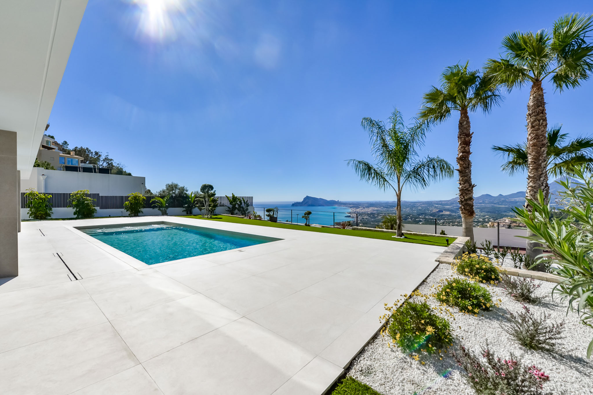 Villa de Lujo Vanguardista en Altea Hills con Vistas al Mar, Villa de lujo vanguardista en Altea Hills, Alicante. Disfrute de vistas panorámicas al mar, 5 hab, 5 baños, domótica, piscina climatizada y acabados de alta cal