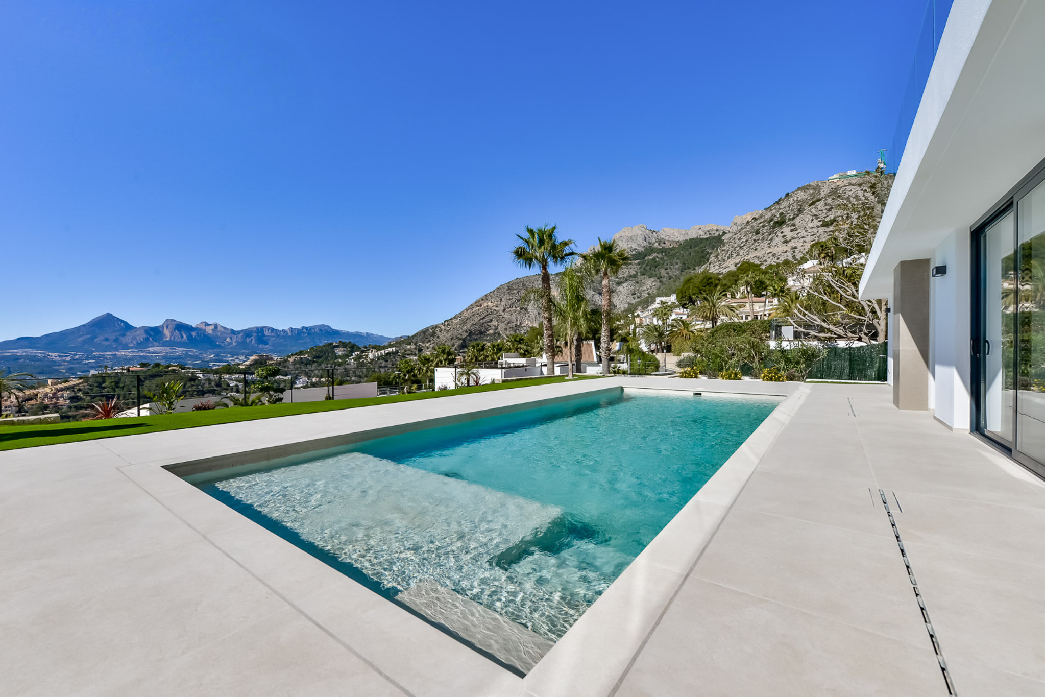 Villa de Lujo Vanguardista en Altea Hills con Vistas al Mar, Villa de lujo vanguardista en Altea Hills, Alicante. Disfrute de vistas panorámicas al mar, 5 hab, 5 baños, domótica, piscina climatizada y acabados de alta cal