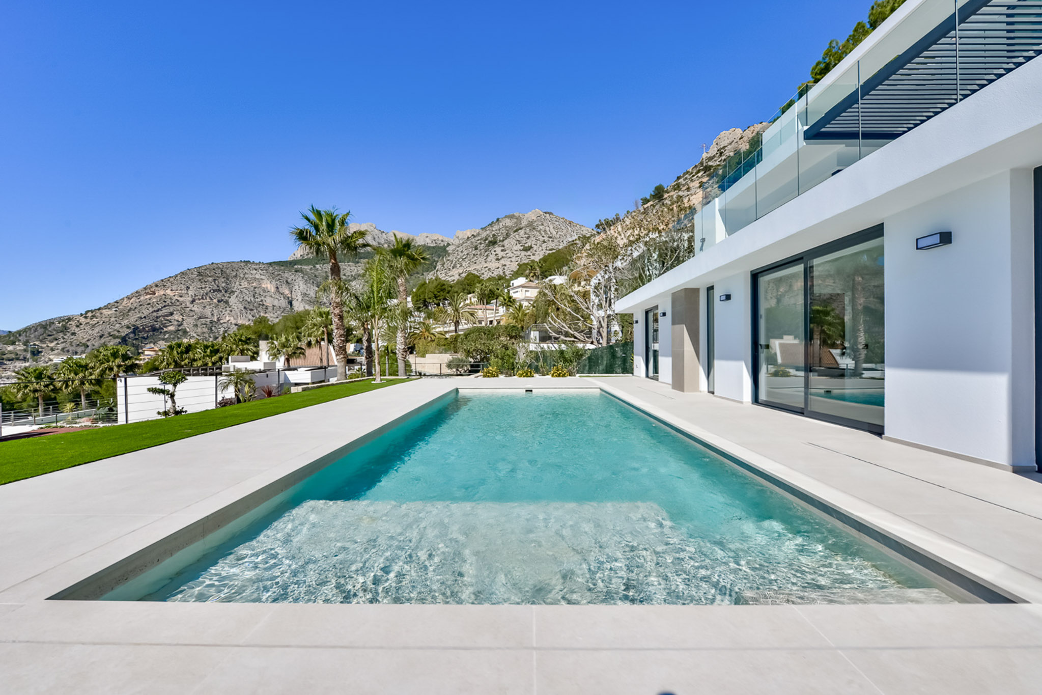 Villa de Lujo Vanguardista en Altea Hills con Vistas al Mar, Villa de lujo vanguardista en Altea Hills, Alicante. Disfrute de vistas panorámicas al mar, 5 hab, 5 baños, domótica, piscina climatizada y acabados de alta cal