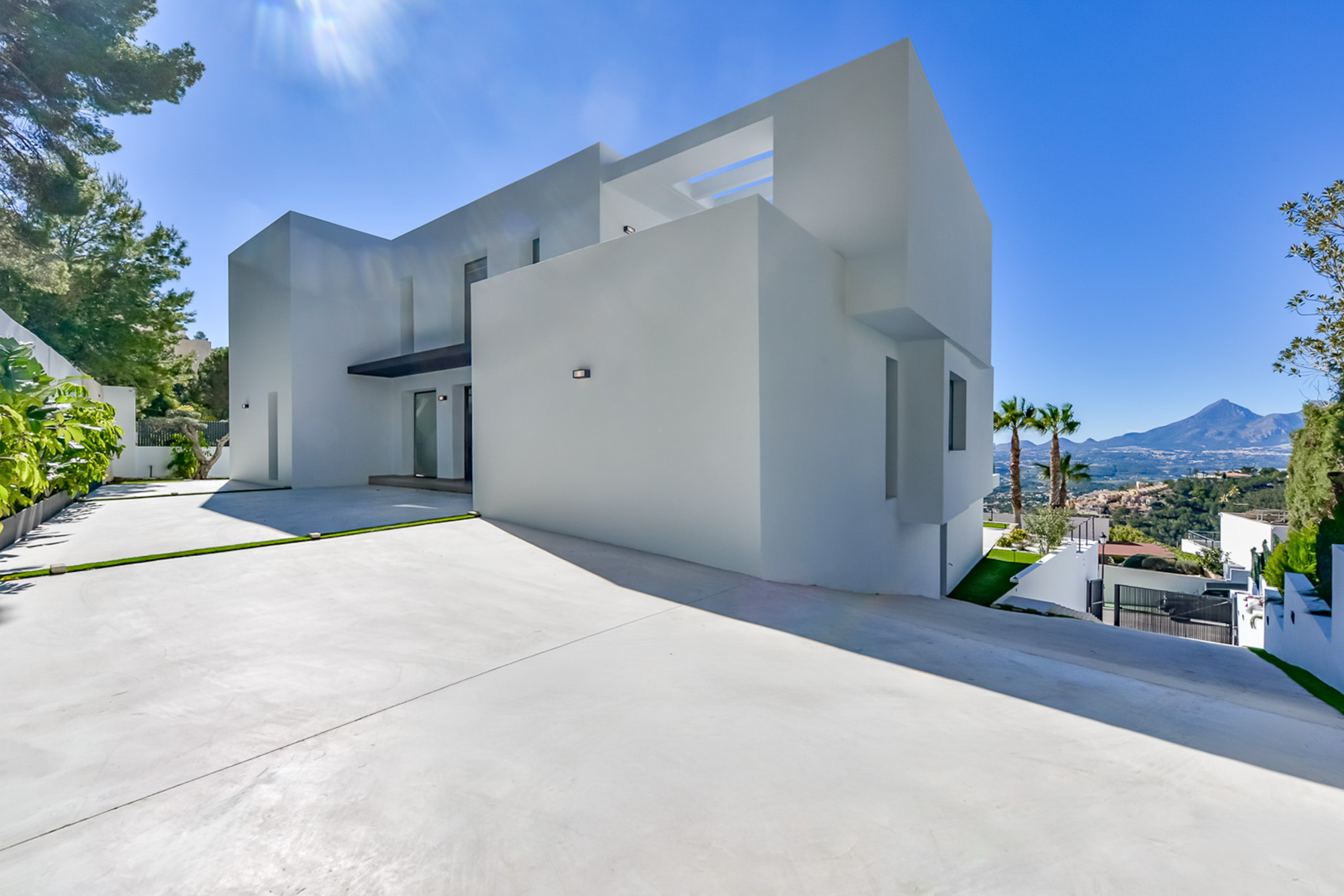 Villa de Lujo Vanguardista en Altea Hills con Vistas al Mar, Villa de lujo vanguardista en Altea Hills, Alicante. Disfrute de vistas panorámicas al mar, 5 hab, 5 baños, domótica, piscina climatizada y acabados de alta cal