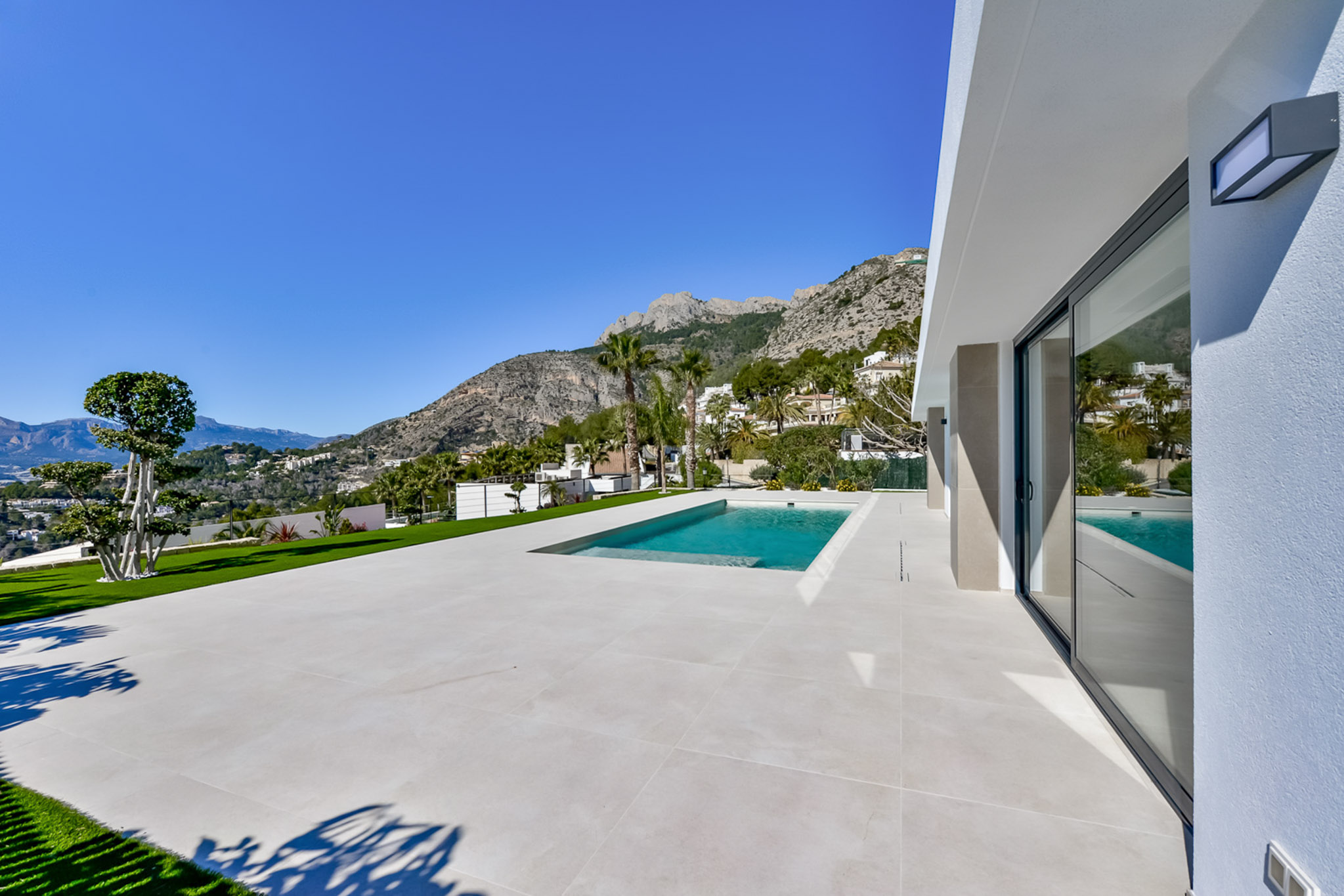 Villa de Lujo Vanguardista en Altea Hills con Vistas al Mar, Villa de lujo vanguardista en Altea Hills, Alicante. Disfrute de vistas panorámicas al mar, 5 hab, 5 baños, domótica, piscina climatizada y acabados de alta cal