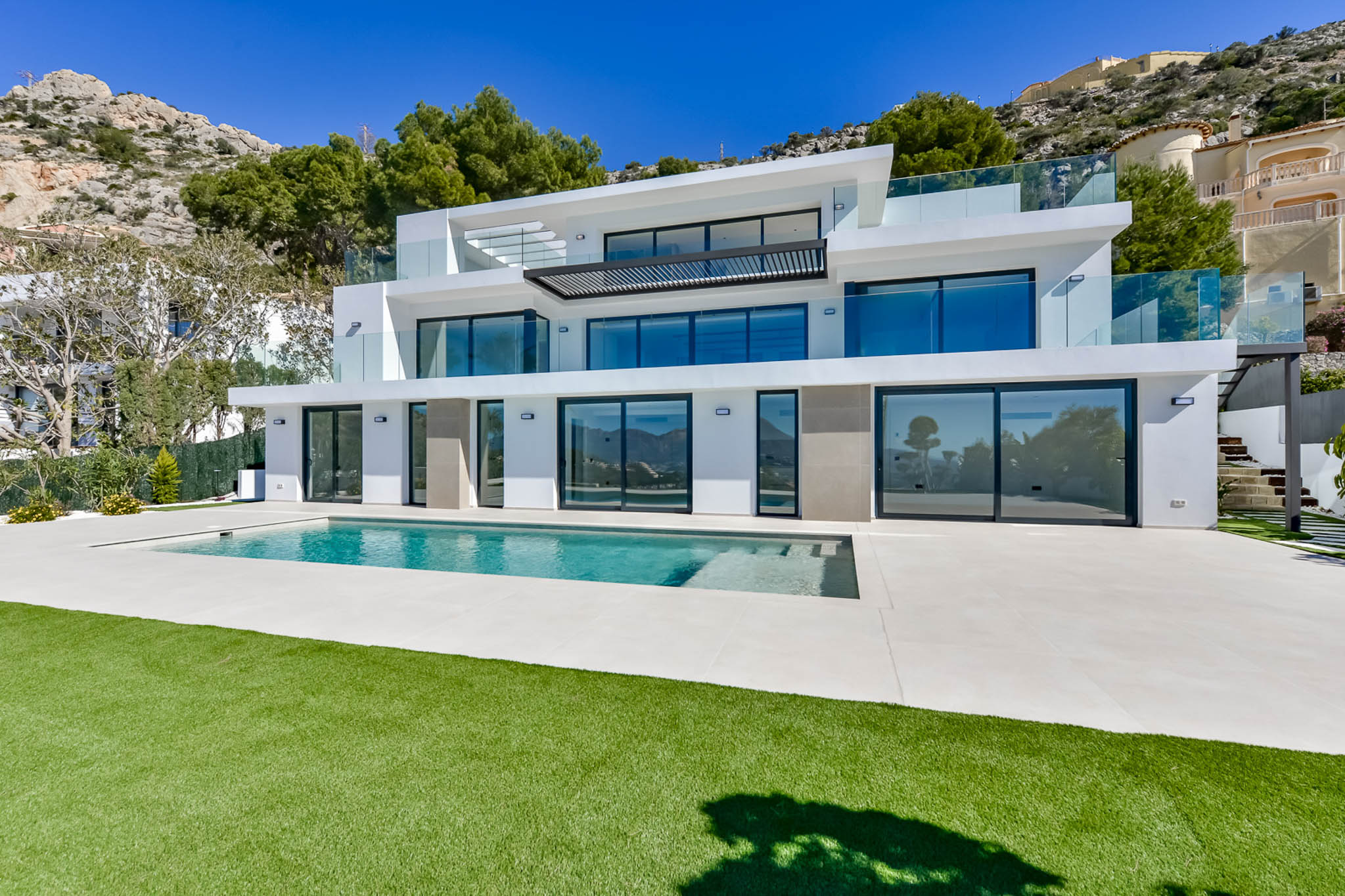 Villa de Lujo Vanguardista en Altea Hills con Vistas al Mar, Villa de lujo vanguardista en Altea Hills, Alicante. Disfrute de vistas panorámicas al mar, 5 hab, 5 baños, domótica, piscina climatizada y acabados de alta cal
