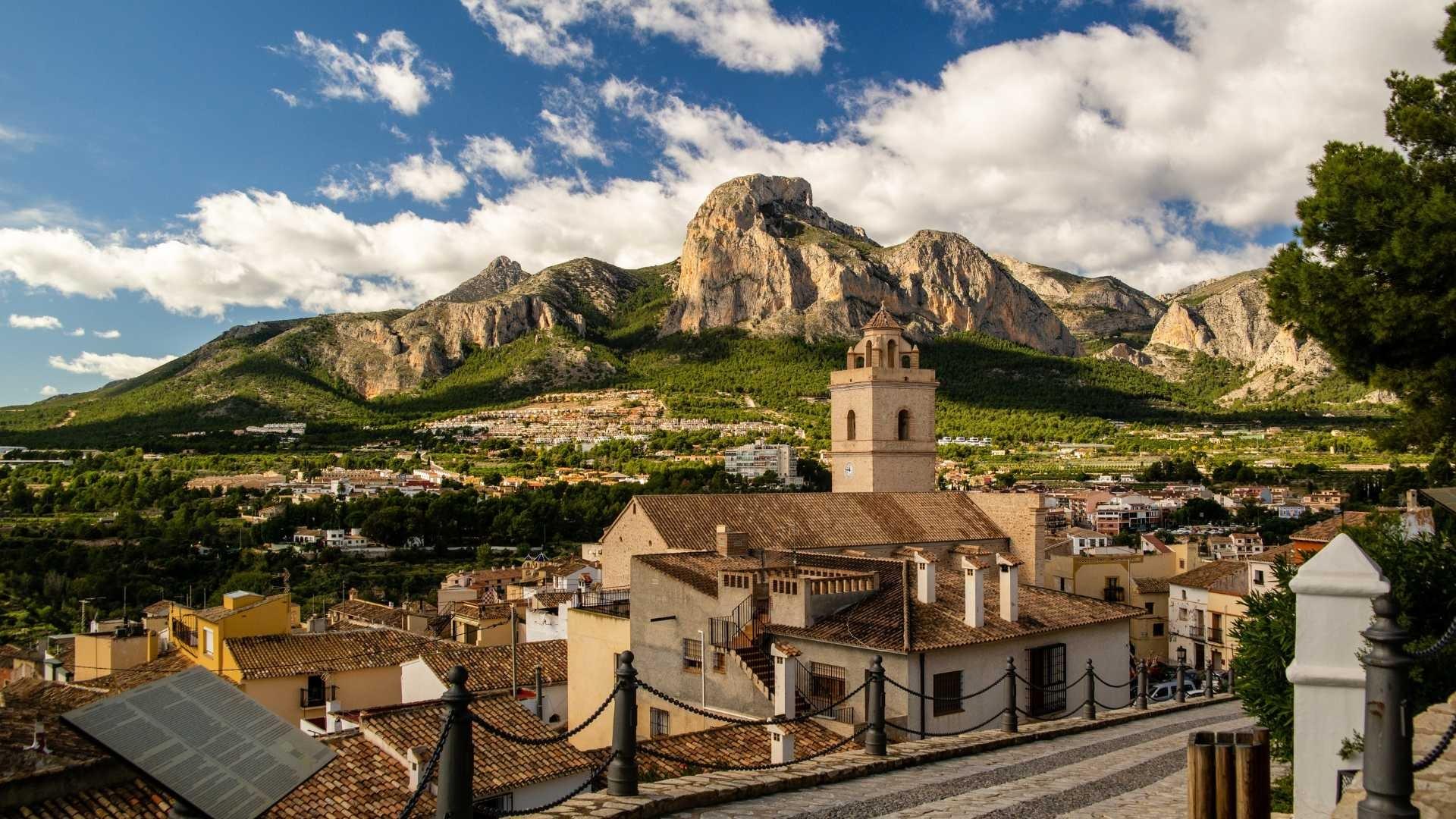 Exclusivo Adosado de Obra Nueva en Polop con Piscina, Descubre este adosado de obra nueva en Polop, Costa Blanca Norte. 3 hab, 2 baños, piscina privada y acabados de lujo. Vive la tranquilidad mediterránea cerca de
