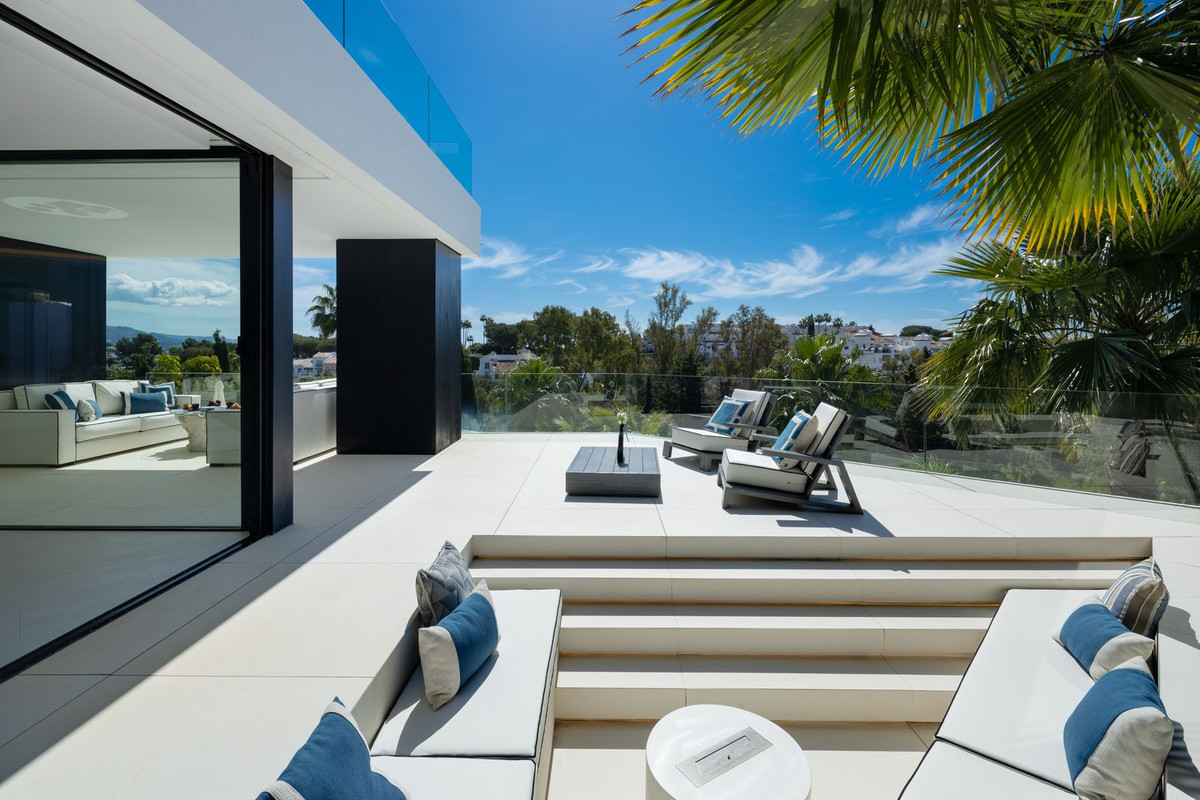 Exclusiva Villa de Lujo con Vistas al Mar en Benahavís, Descubra esta villa de lujo moderna en El Herrojo, Benahavís. Diseño Ames (2021), 5 dorm., 6 baños, piscina infinita y vistas al mar. ¡Su oasis en la Costa del