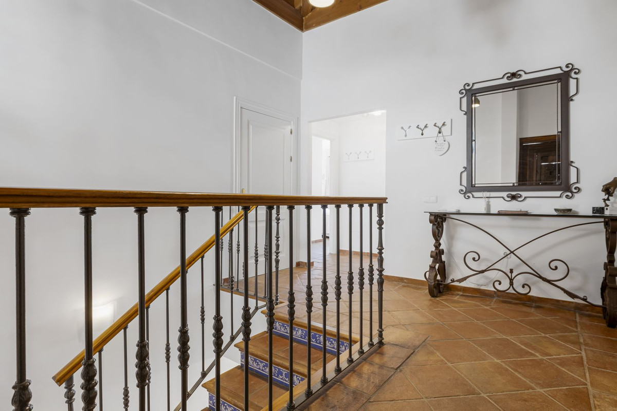 Exclusivo Adosado Renovado en Benahavís: Sol, Lujo y Vistas, Exclusivo adosado renovado en Benahavís, Costa del Sol. 5 dorm, 5 baños, piscina privada y jardín. Lujo cerca de golf y playa. ¡Tu oasis mediterráneo por 995.00