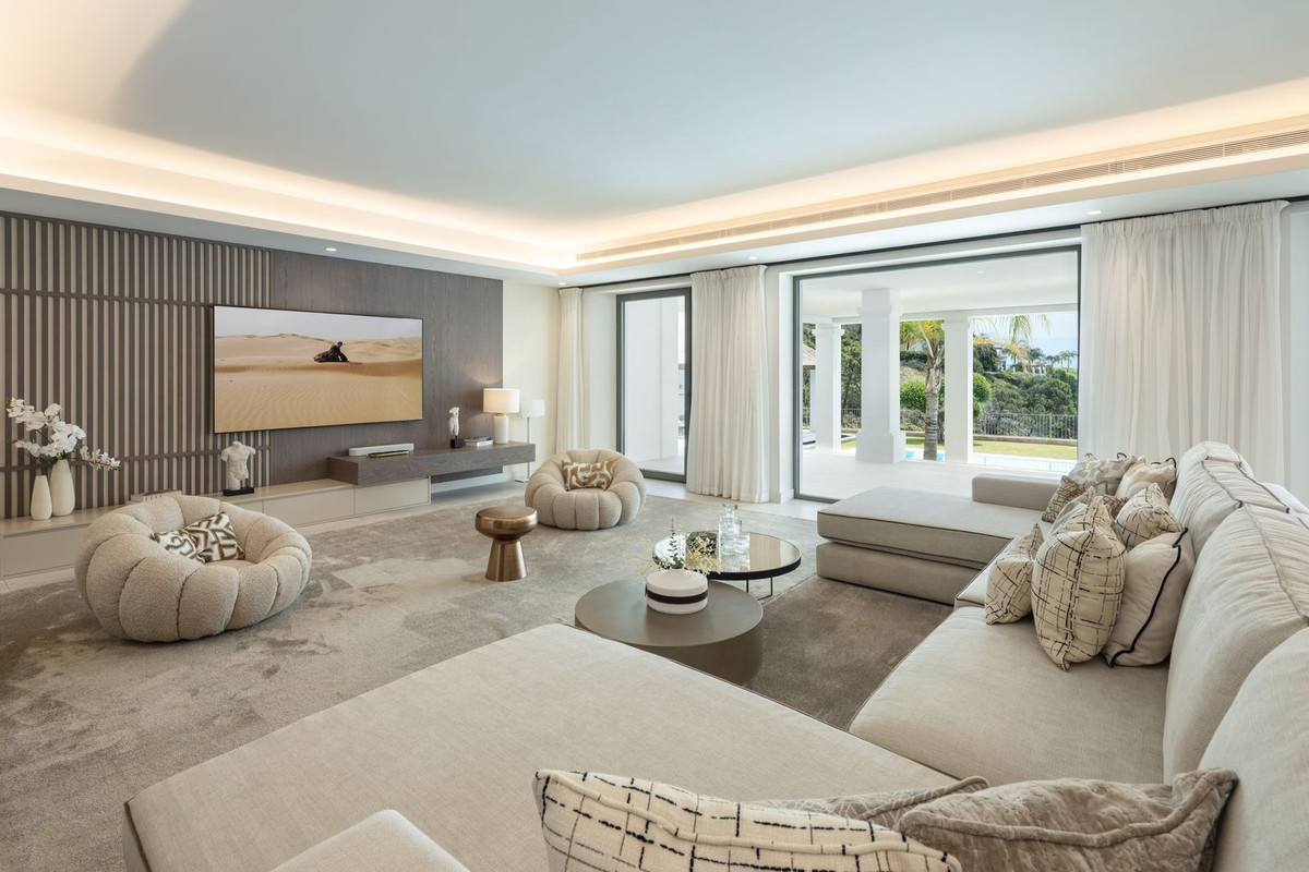 Villa de Lujo Exclusiva en Benahavís con Vistas al Mar, Villa de lujo en El Madroñal, Benahavís. Vistas al mar, 5.000m² de parcela, 5 hab. Spa, cine, piscina. Estilo de vida exclusivo en Costa del Sol. ¡Oportunidad ú