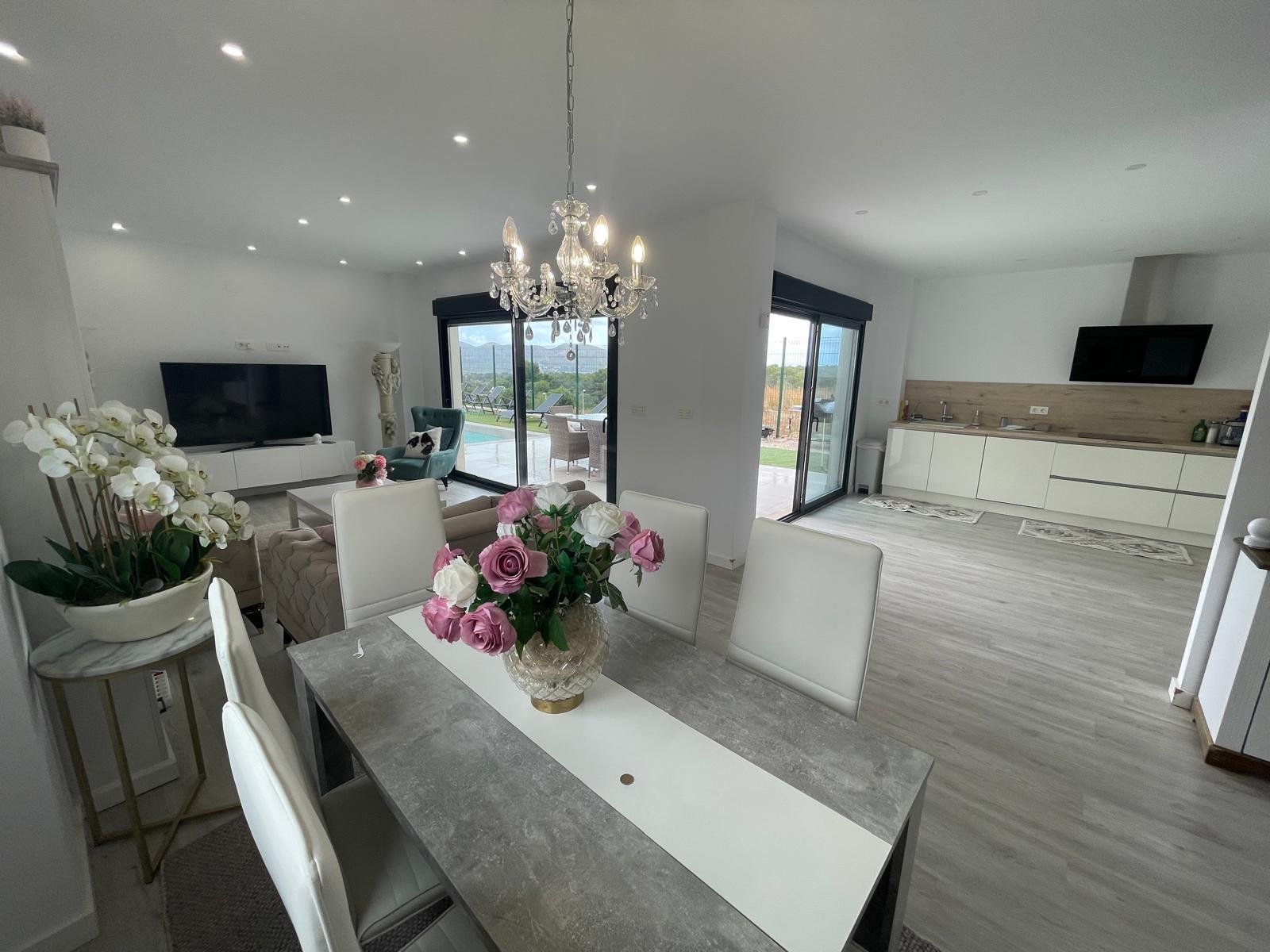 Exclusiva villa de dos plantas con piscina privada y espectaculares vistas panorámicas
