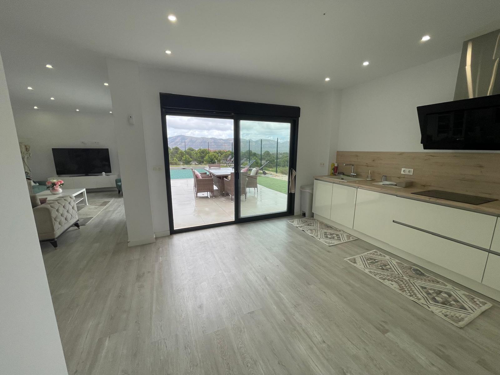 Exclusiva villa de dos plantas con piscina privada y espectaculares vistas panorámicas