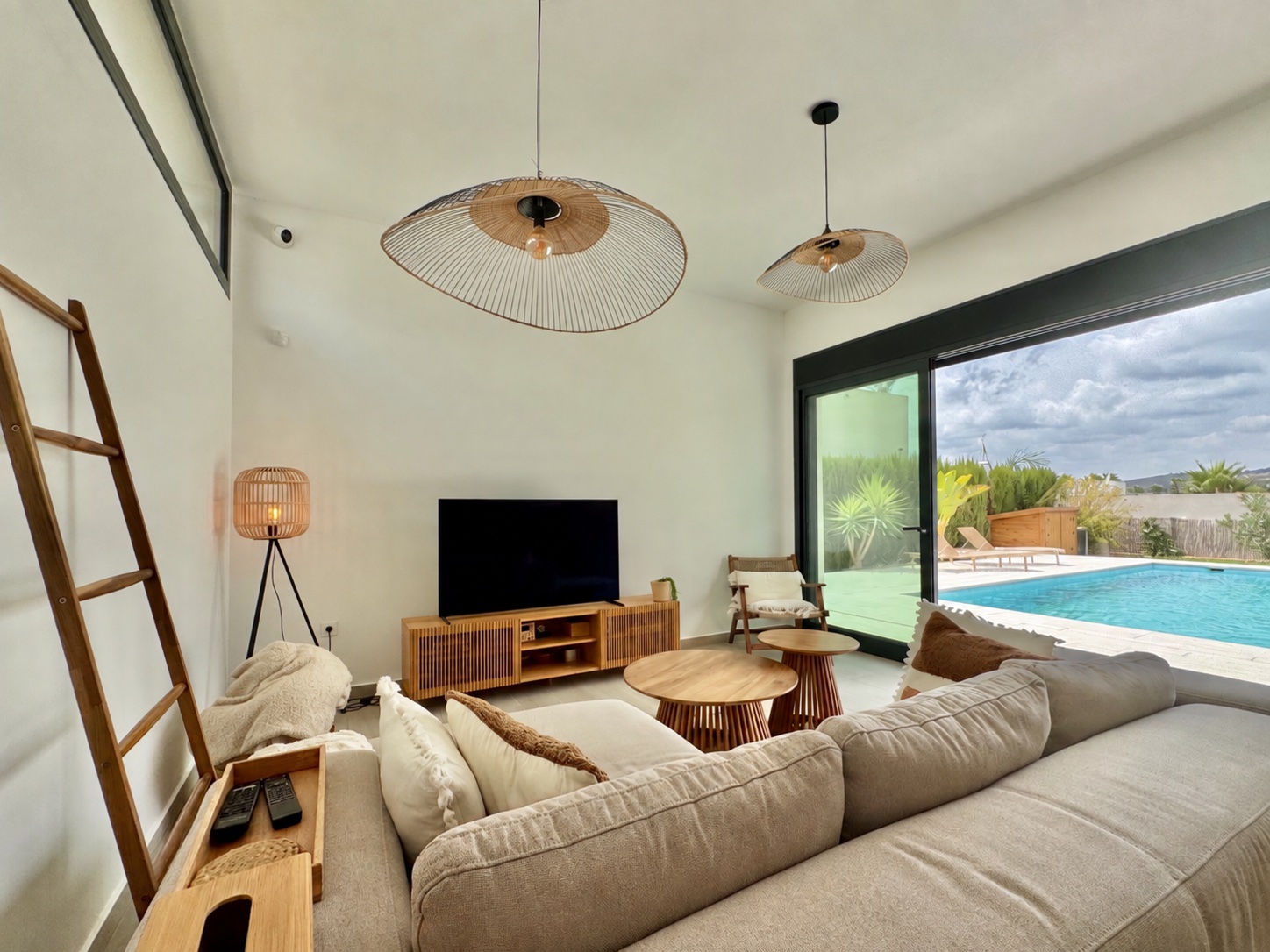 Exclusiva Villa Moderna en La Finca Golf con Piscina, Villa de lujo en La Finca Golf, Algorfa. 125m², 3 dorm. Diseño moderno, piscina climatizada, terraza en azotea con vistas al golf. ¡Lista para vivir el sueño me