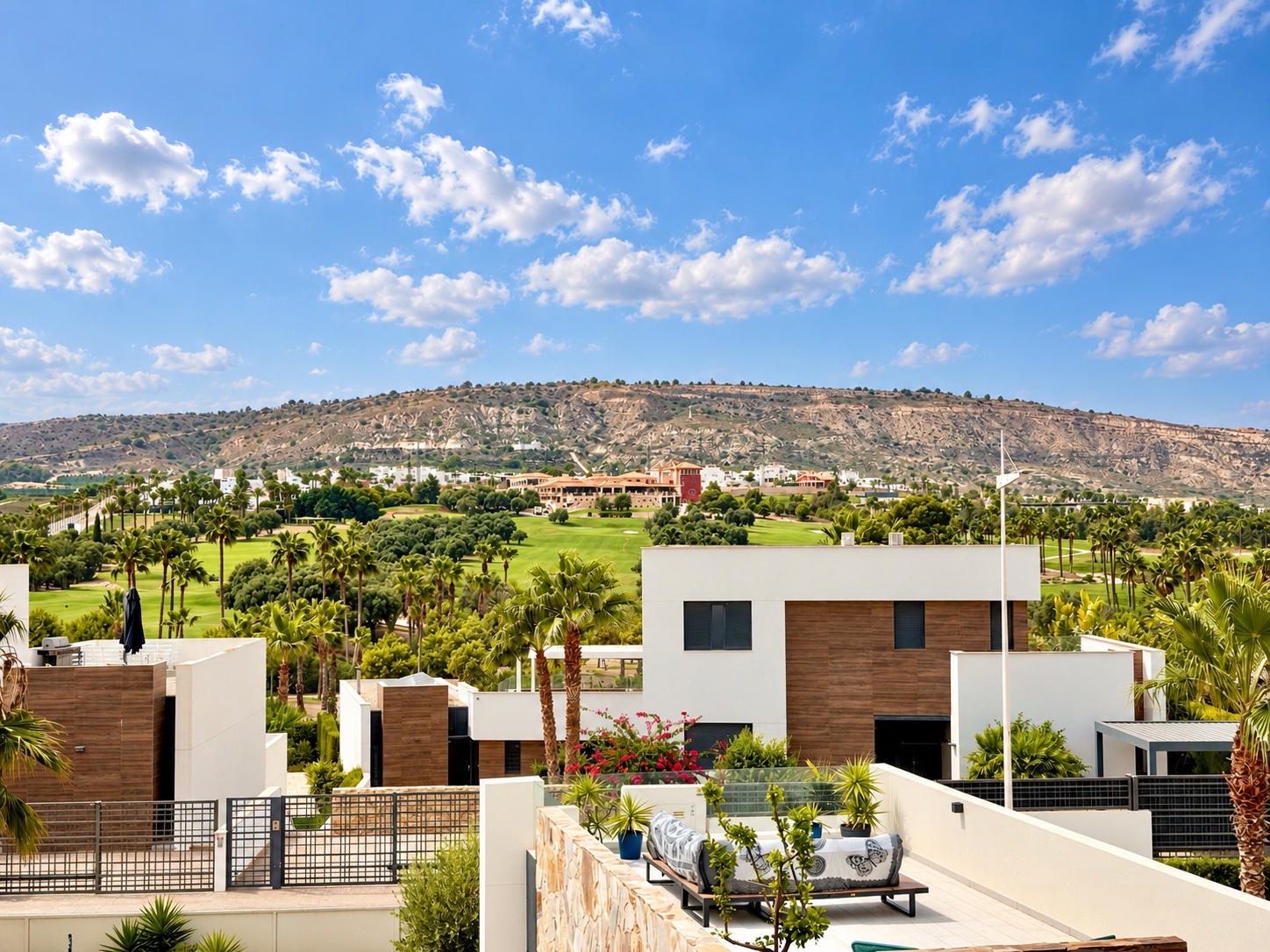 Exclusiva Villa Moderna en La Finca Golf con Piscina, Villa de lujo en La Finca Golf, Algorfa. 125m², 3 dorm. Diseño moderno, piscina climatizada, terraza en azotea con vistas al golf. ¡Lista para vivir el sueño me