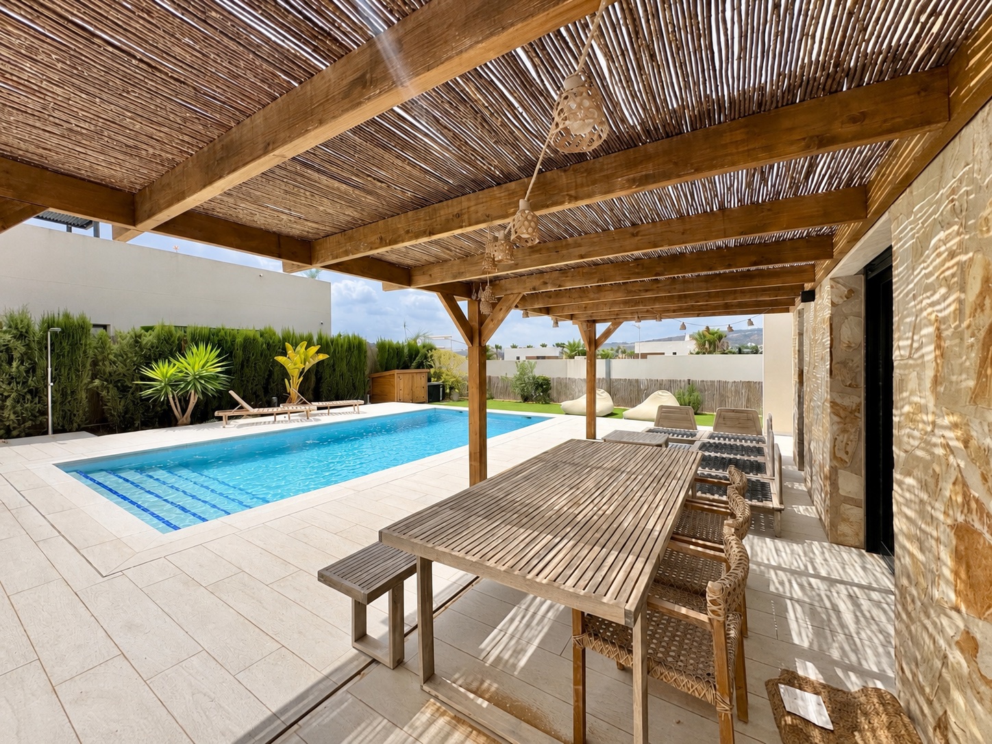 Exclusiva Villa Moderna en La Finca Golf con Piscina, Villa de lujo en La Finca Golf, Algorfa. 125m², 3 dorm. Diseño moderno, piscina climatizada, terraza en azotea con vistas al golf. ¡Lista para vivir el sueño me