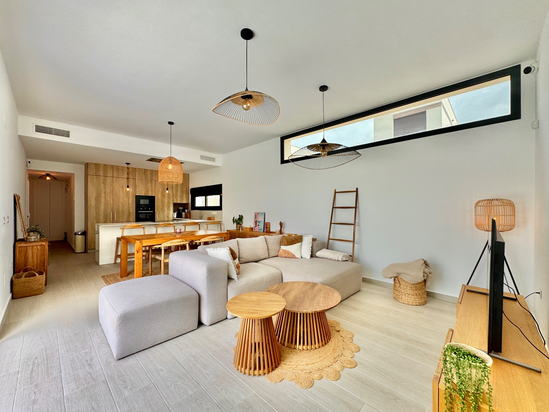 Exclusiva Villa Moderna en La Finca Golf con Piscina, Villa de lujo en La Finca Golf, Algorfa. 125m², 3 dorm. Diseño moderno, piscina climatizada, terraza en azotea con vistas al golf. ¡Lista para vivir el sueño me
