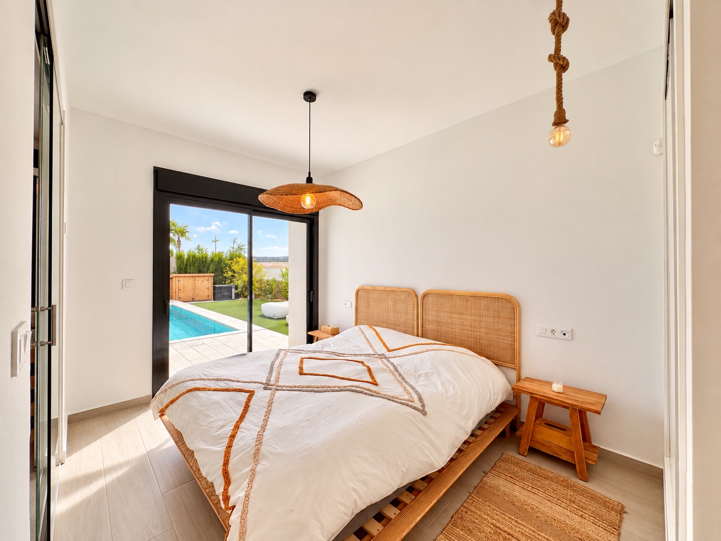 Exclusiva Villa Moderna en La Finca Golf con Piscina, Villa de lujo en La Finca Golf, Algorfa. 125m², 3 dorm. Diseño moderno, piscina climatizada, terraza en azotea con vistas al golf. ¡Lista para vivir el sueño me