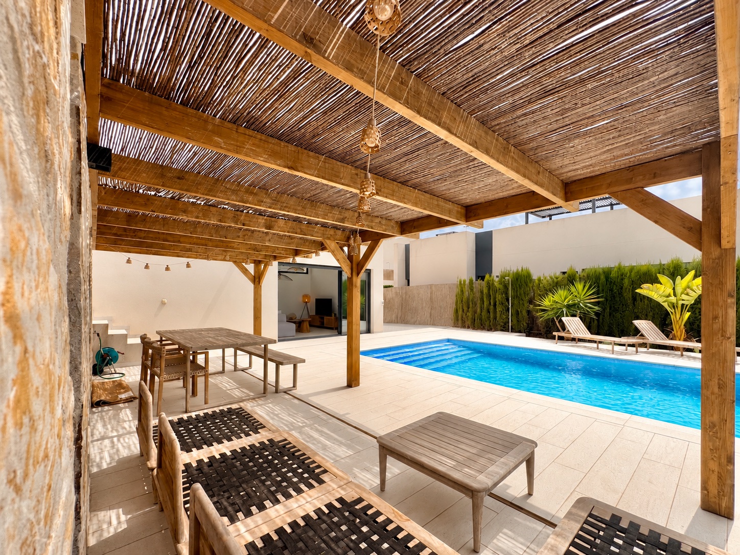 Exclusiva Villa Moderna en La Finca Golf con Piscina, Villa de lujo en La Finca Golf, Algorfa. 125m², 3 dorm. Diseño moderno, piscina climatizada, terraza en azotea con vistas al golf. ¡Lista para vivir el sueño me