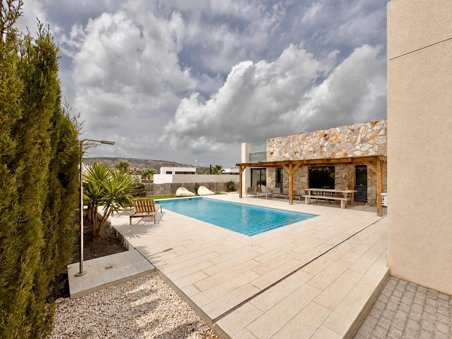 Exclusiva Villa Moderna en La Finca Golf con Piscina, Villa de lujo en La Finca Golf, Algorfa. 125m², 3 dorm. Diseño moderno, piscina climatizada, terraza en azotea con vistas al golf. ¡Lista para vivir el sueño me