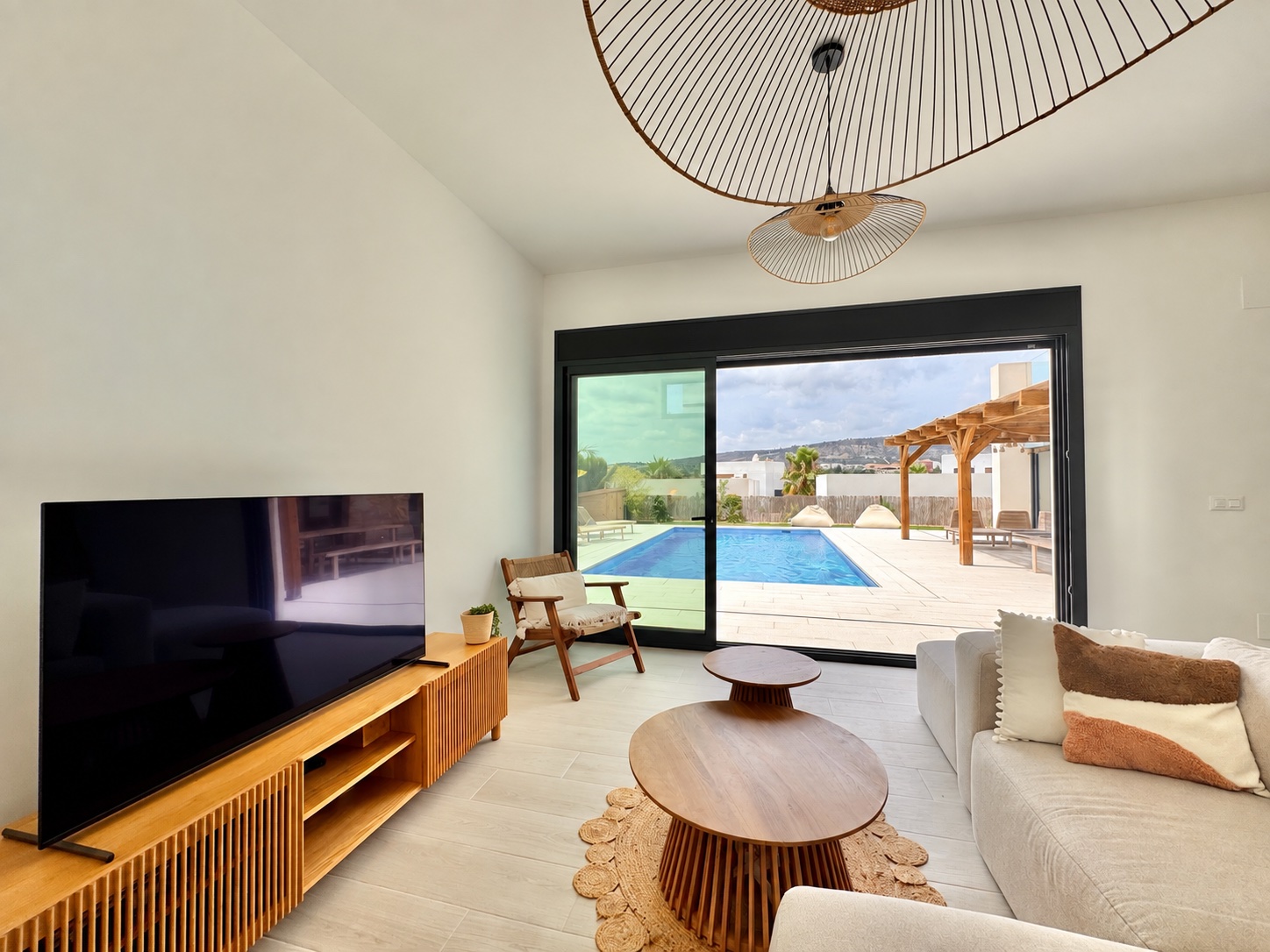 Exclusiva Villa Moderna en La Finca Golf con Piscina, Villa de lujo en La Finca Golf, Algorfa. 125m², 3 dorm. Diseño moderno, piscina climatizada, terraza en azotea con vistas al golf. ¡Lista para vivir el sueño me