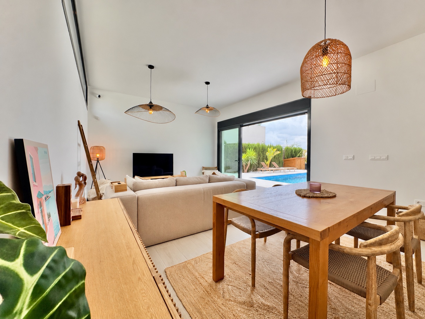 Exclusiva Villa Moderna en La Finca Golf con Piscina, Villa de lujo en La Finca Golf, Algorfa. 125m², 3 dorm. Diseño moderno, piscina climatizada, terraza en azotea con vistas al golf. ¡Lista para vivir el sueño me