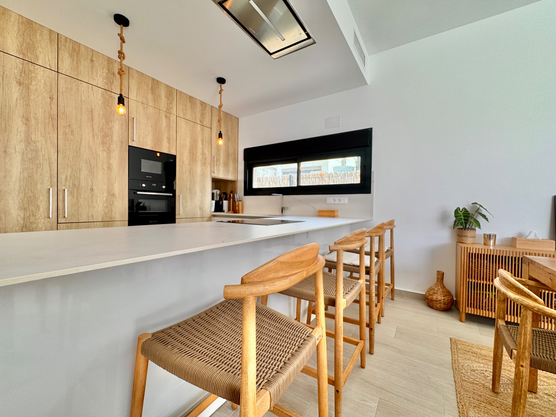 Exclusiva Villa Moderna en La Finca Golf con Piscina, Villa de lujo en La Finca Golf, Algorfa. 125m², 3 dorm. Diseño moderno, piscina climatizada, terraza en azotea con vistas al golf. ¡Lista para vivir el sueño me