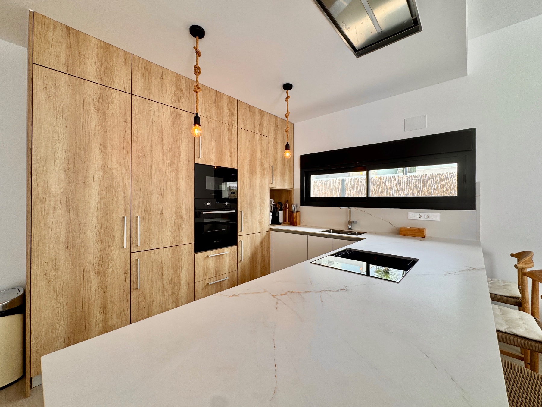 Exclusiva Villa Moderna en La Finca Golf con Piscina, Villa de lujo en La Finca Golf, Algorfa. 125m², 3 dorm. Diseño moderno, piscina climatizada, terraza en azotea con vistas al golf. ¡Lista para vivir el sueño me