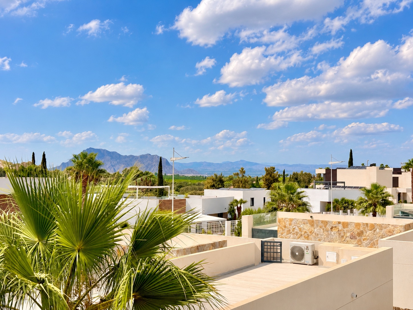 Exclusiva Villa Moderna en La Finca Golf con Piscina, Villa de lujo en La Finca Golf, Algorfa. 125m², 3 dorm. Diseño moderno, piscina climatizada, terraza en azotea con vistas al golf. ¡Lista para vivir el sueño me