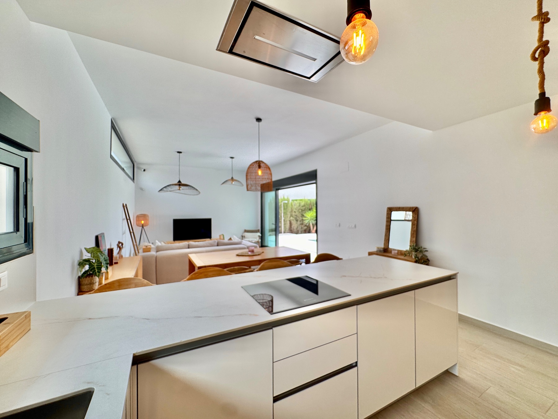 Exclusiva Villa Moderna en La Finca Golf con Piscina, Villa de lujo en La Finca Golf, Algorfa. 125m², 3 dorm. Diseño moderno, piscina climatizada, terraza en azotea con vistas al golf. ¡Lista para vivir el sueño me