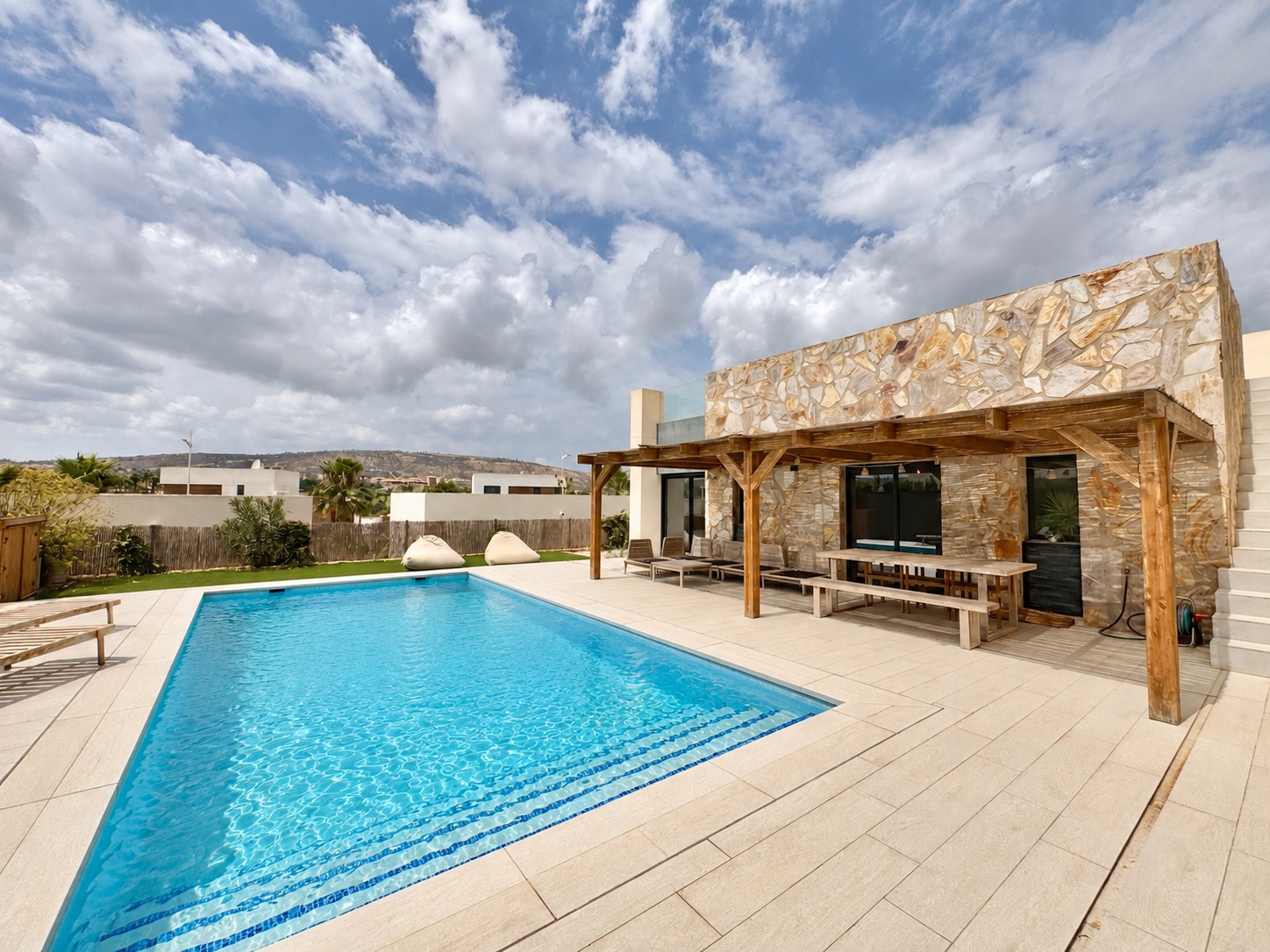 Exclusiva Villa Moderna en La Finca Golf con Piscina, Villa de lujo en La Finca Golf, Algorfa. 125m², 3 dorm. Diseño moderno, piscina climatizada, terraza en azotea con vistas al golf. ¡Lista para vivir el sueño me