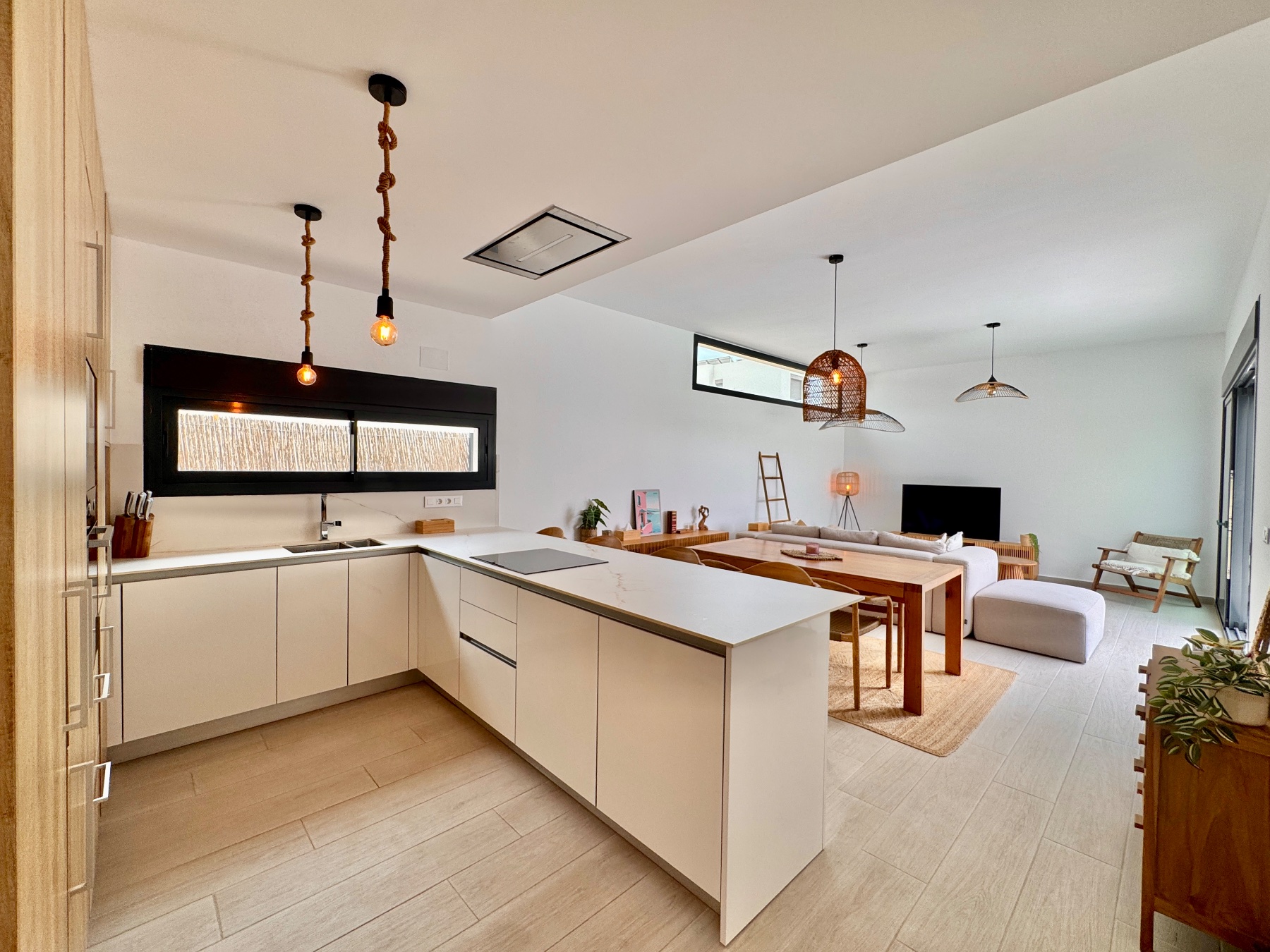 Exclusiva Villa Moderna en La Finca Golf con Piscina, Villa de lujo en La Finca Golf, Algorfa. 125m², 3 dorm. Diseño moderno, piscina climatizada, terraza en azotea con vistas al golf. ¡Lista para vivir el sueño me