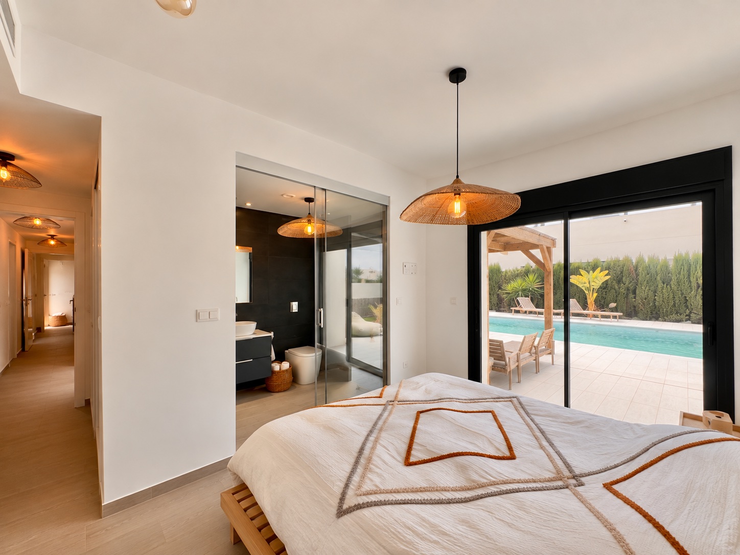 Exclusiva Villa Moderna en La Finca Golf con Piscina, Villa de lujo en La Finca Golf, Algorfa. 125m², 3 dorm. Diseño moderno, piscina climatizada, terraza en azotea con vistas al golf. ¡Lista para vivir el sueño me
