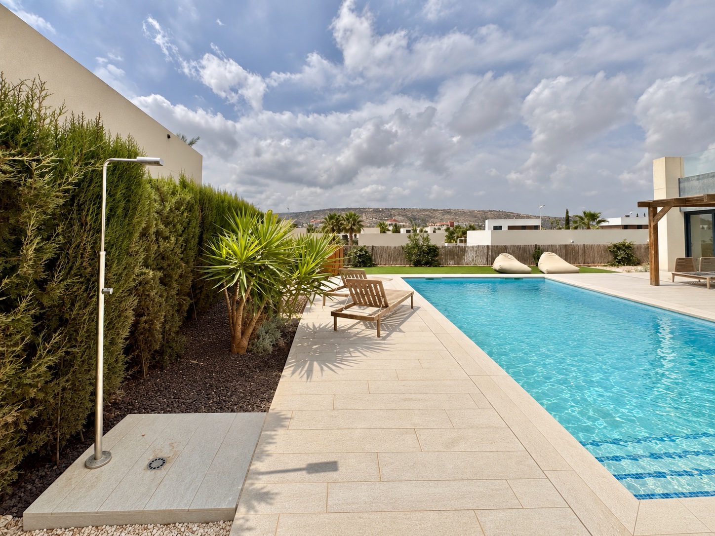 Exclusiva Villa Moderna en La Finca Golf con Piscina, Villa de lujo en La Finca Golf, Algorfa. 125m², 3 dorm. Diseño moderno, piscina climatizada, terraza en azotea con vistas al golf. ¡Lista para vivir el sueño me
